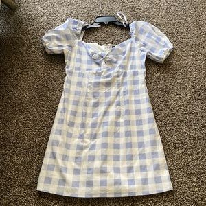 i’m selling this beautiful dress, never worn, size M, cute picnic dress